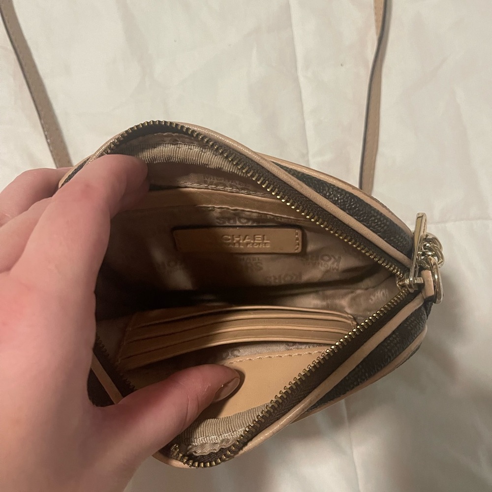 Michael Kors full zip cross body purse - Picture 3 of 3